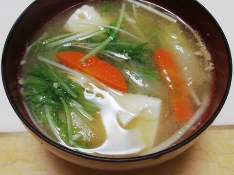 豆腐と人参と水菜の減塩こうじ味噌汁